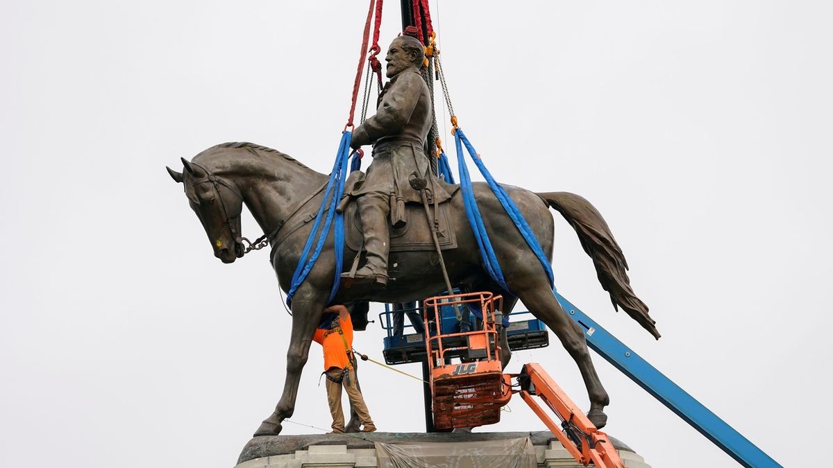 Ve Virginii odstranili sochu konfederačního generála Leeho